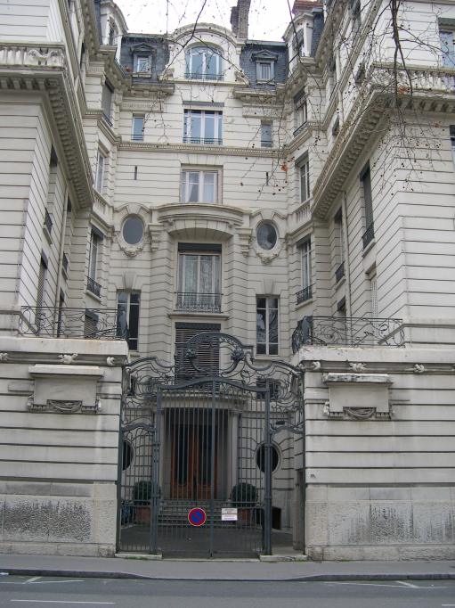  Bel immeuble avec grille en fer forgé, quartier de la Préfecture